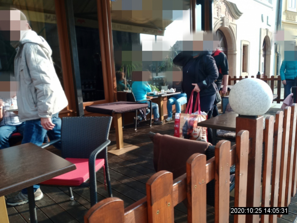 Kavárna v centru Plzně otevřela předzahrádku. Porušení odhalila bezpečnostní kamera