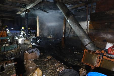 Hasiči v Plzni bojovali s požárem stodoly