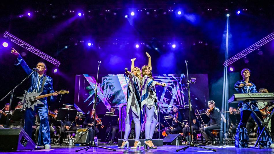 Světová show míří do Plzně! Zažijte večer plný největších hitů legendární skupiny ABBA spolu se symfonickým orchestrem!