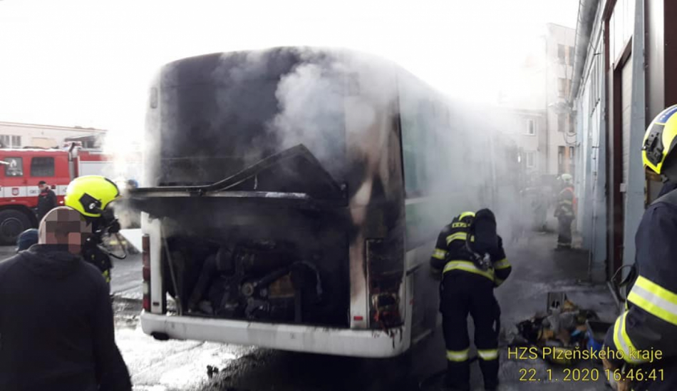 Hasiči likvidovali požár pneumatiky návěsu kamionu, hořel i motor autobusu