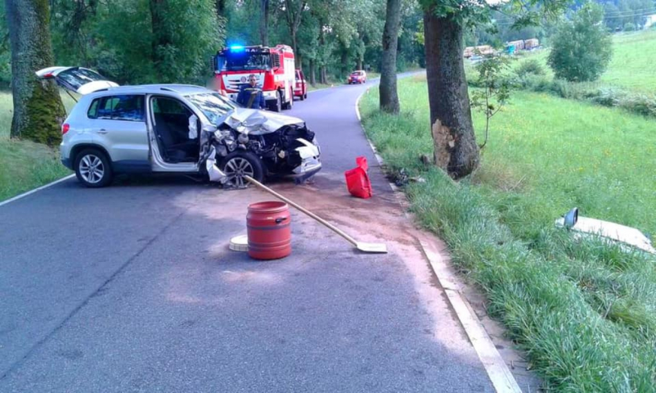 Na Šumavě nabourala řidička kvůli zvířeti do stromu, pro spolujezdce letěl vrtulník