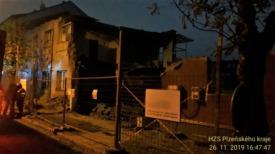 Část domu v Chvojové ulici se zřítila, v troskách hasiči nikoho nenašli