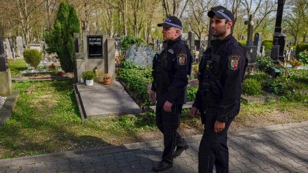 Strážníci posílí dohled na hřbitovech, blíží se Dušičky