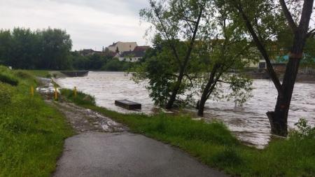 Řeky se vylévají z koryt do krajiny, Plzeň vyzývá k opatrnosti kolem břehů