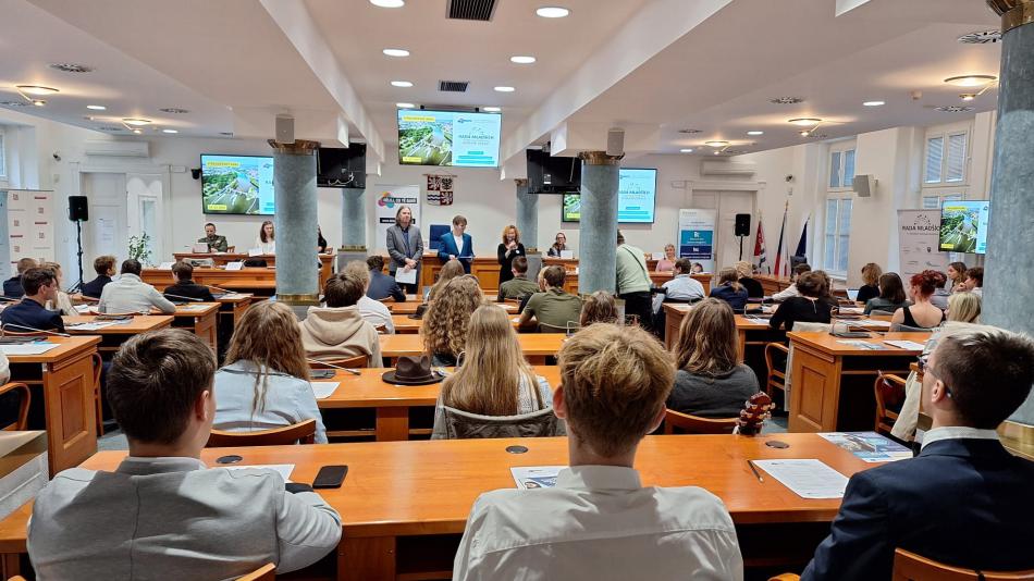 Co trápí studenty v Plzeňském kraji se dozvíme na Radě mladších už v úterý