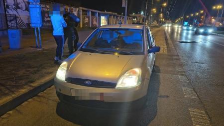 Jedno vozidlo, dvě osoby a přehršel přestupků řešili strážníci i cizinecká policie
