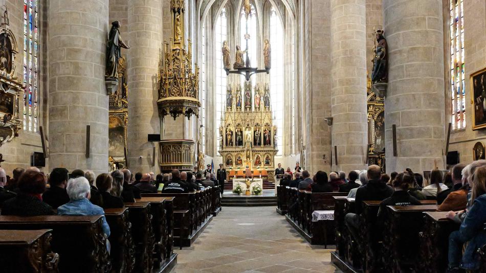 Městská policie Plzeň slouží veřejnosti už třiatřicet let. Slavnostní ceremoniál se odehrál v katedrále sv. Bartoloměje