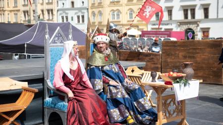 Král Václav II. a jeho manželka Guta Habsburská obdrželi na víkend klíče od města Plzně