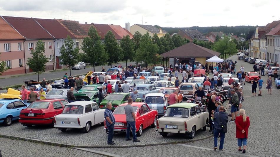 Autobus s lodí i jiná historická vozidla se blýsknou v sobotu v Černošíně!