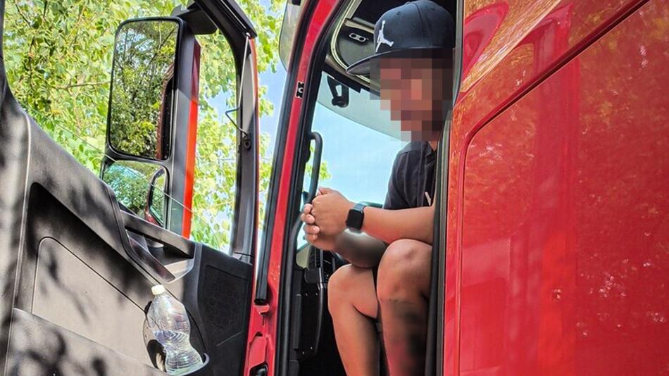 Řidič kamionu doplatil na nesprávné parkování víc než čekal