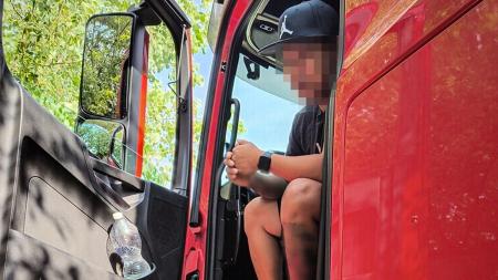 Řidič kamionu doplatil na nesprávné parkování víc než čekal