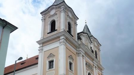 V klatovském kostele začala výstava velké světelné instalace Pavla Korbičky