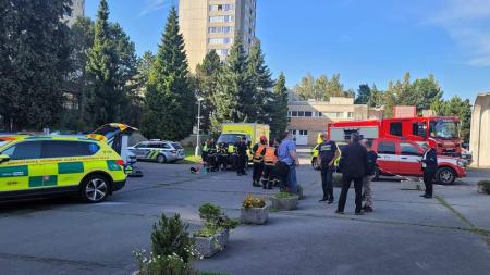 Aktualizováno: V areálu Střední zdravotnické školy v Plzni unikla neznámá látka, záchranáři ošetřili už 28 osob, část z nich v MHD!