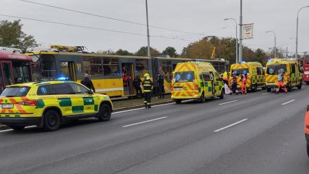 Pod Záhorskem se srazily dvě tramvaje. Zranilo se 28 osob!