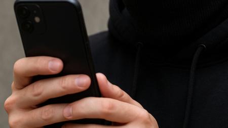 Dva mladíci podvedli prodejce telefonů, hrozí jim dvouletý pobyt ve vězení