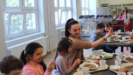 Mateřské, základní a střední školy v Plzeňském kraji většinou obědy nezdražovaly