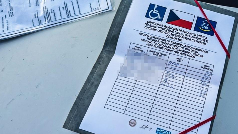 Pozor na falešné sbírky: Muži vybírali hotovost do kapes