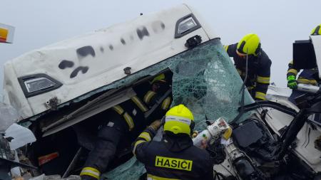 Dva kamiony se střetly u čerpací stanice na D5, provoz zastavil i přílet vrtulníku