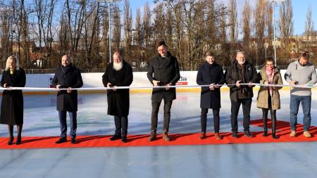 Slovany otevřely první městské veřejné kluziště v Plzni