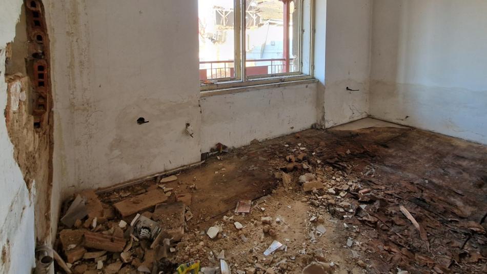 Problémové domy v Jateční ulici v Plzni jsou zbourané, ještě se zasypou sklepy