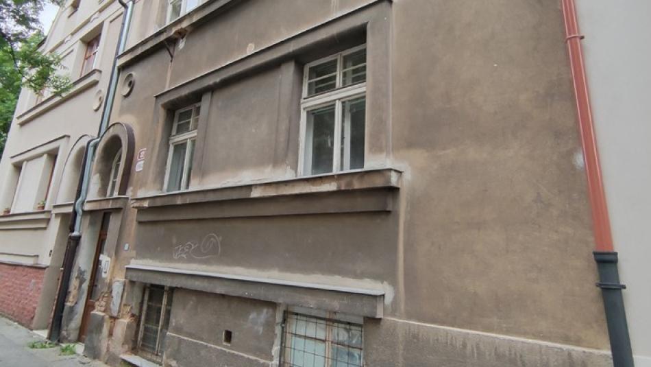 Dům v Thámově ulici v Plzni projde rekonstrukcí, město ho využije pro lidi v bytové nouzi