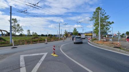 Dopravní peklo neskončí, výstavba okružní křižovatky na Borských Polích se má protáhnout!