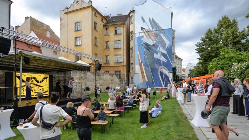 Diagonála propojuje minulost s budoucností. Novou malbu v centru Plzně vytvořil mexický umělec