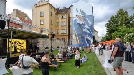 Diagonála propojuje minulost s budoucností. Novou malbu v centru Plzně vytvořil mexický umělec