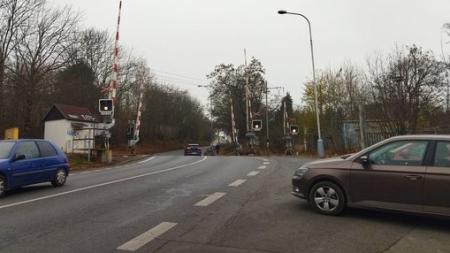 Na železničním přejezdu v Samaritské ulici v Plzni hrozí vykolejení vlaku, kvůli opravě se uzavře