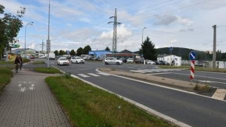 Část Jateční ulice se pro řidiče uzavře. Město tam bude instalovat semafory