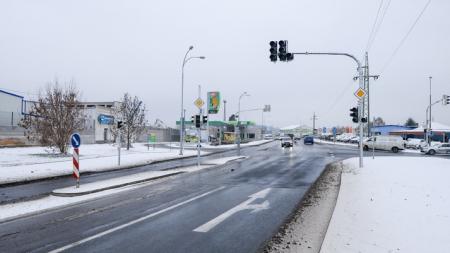 Průjezd křižovatkou Jateční a Chrástecké ulice by měl být plynulejší, město dokončuje rekonstrukci semaforů