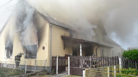 Hasiči bojují s požárem rodinného domu na Tachovsku