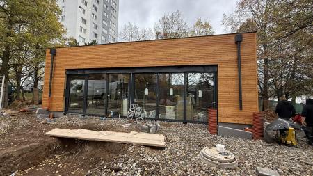 Nepoužívané problémové záchodky zmizely, místo nich finišuje výstavba kavárny