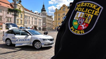 V Plzni končí jednočlenné hlídky, strážníci budou opět po dvou