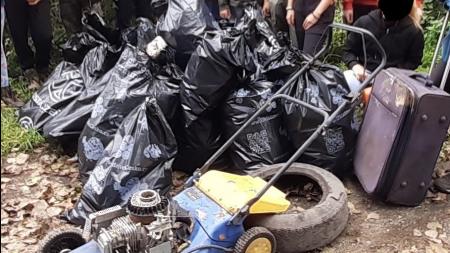 V aleji Kilometrovka se povalovalo přes 200 kilo odpadu. Neuvěříte, co všechno se při úklidu našlo!