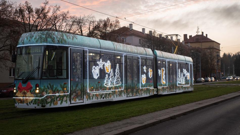 Vánoční tramvaj vyjela do plzeňských ulic. Podívejte se, kde ji můžete potkat