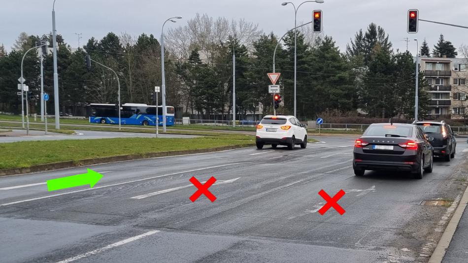 Těžká nákladní technika poničila vozovku, oprava teď omezí provoz z Vinic do centra