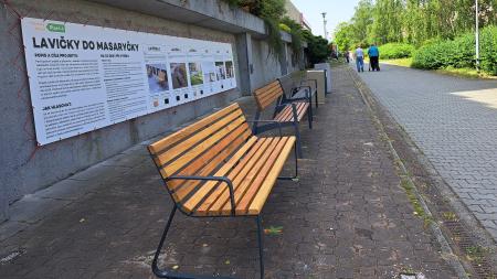 Obyvatelé Doubravky si mohou vybrat lavičky na centrální Masarykovu ulici