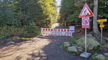 Nejkratší cesta k šumavskému Černému jezeru je pro návštěvníky až do konce října uzavřená