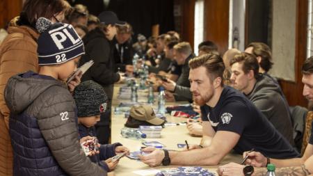 Hokejisté Plzně se rozloučí s fanoušky autogramiádou a florbalovým utkáním