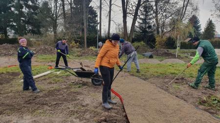 Obyvatelé Hroznětína proměňují zanedbaný pozemek. Díky podpoře získali 15 nových stromů