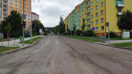 Popraskaný asfalt a výtluky nahradí v ulici na Doubravce nový asfaltový koberec
