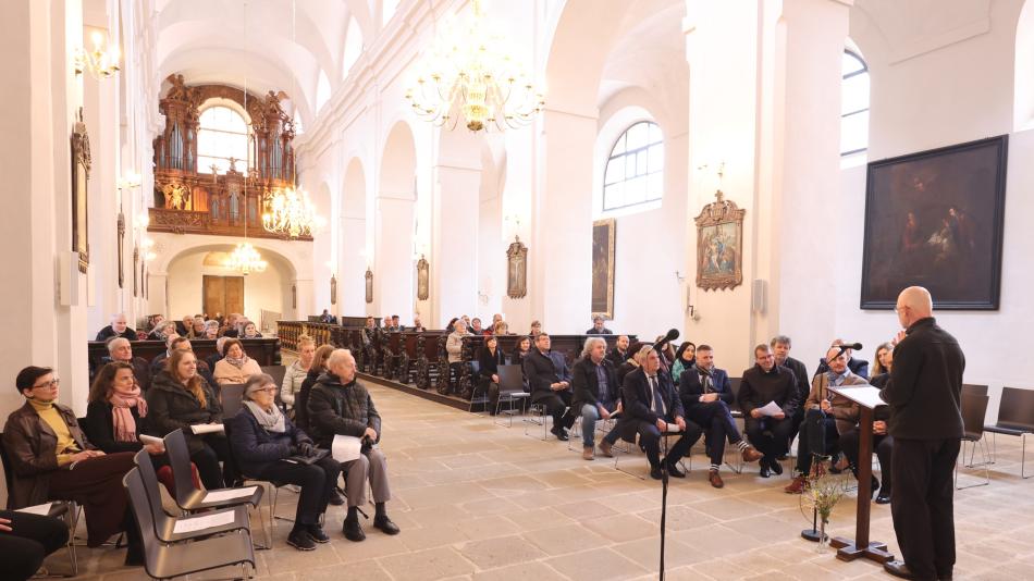 Kostel v Plasích s unikátním románským portálem se po rekonstrukci znovu otevřel