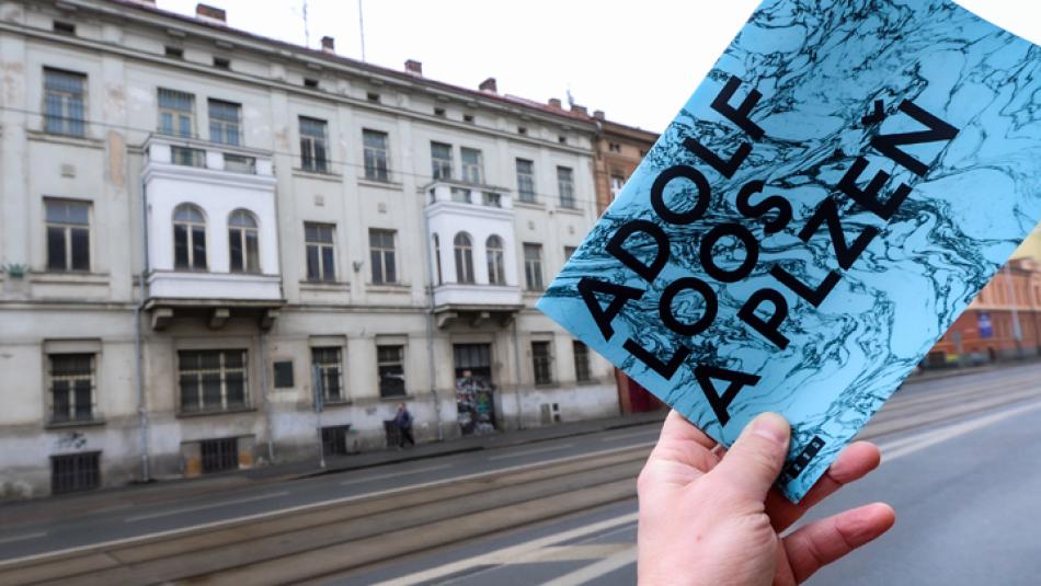 Architekta Adolfa Loose připomíná nová publikace. Vydalo ji město Plzeň