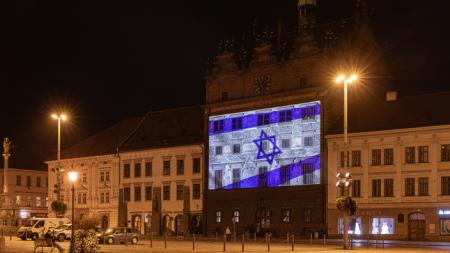 Plzeňskou radnici nasvítila izraelská vlajka