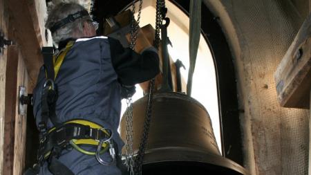 Věž kostela v Kašperských Horách má po 79 letech opět kompletní sadu pěti zvonů