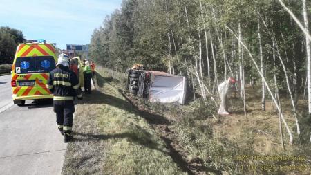 Aktualizováno: Řidiče kamionu na dálnici postihl mikrospánek, skončil v příkopě