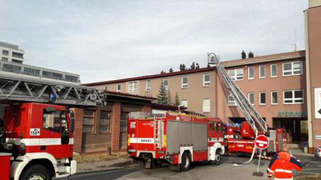 V areálu nemocnice hoří, hasiči museli evakuovat šest osob