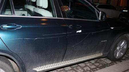 V centru Plzně řádil vandal. Poškodil 13 zaparkovaných automobilů