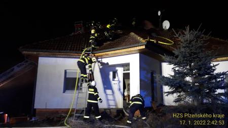 Při zásahu u požáru rodinného domu se zranil dobrovolný hasič